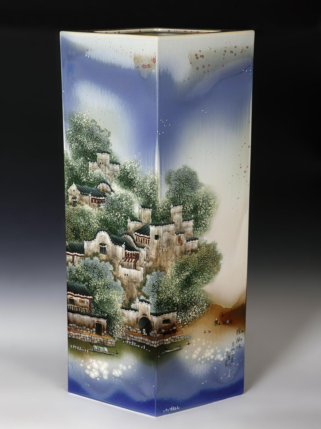 中国工艺美术大师刘伟在bevictor伟德官网进行瓷画示范